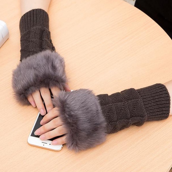 Accessories - Gray faux fur fingerless gloves!